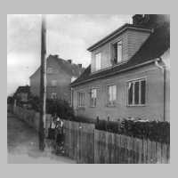 105-0171 Tapiau, Herbert-Norkus-Strasse 3. Vor dem Haus Brigitte und Wilfried Berg, im Fenster Anna Berg.jpg